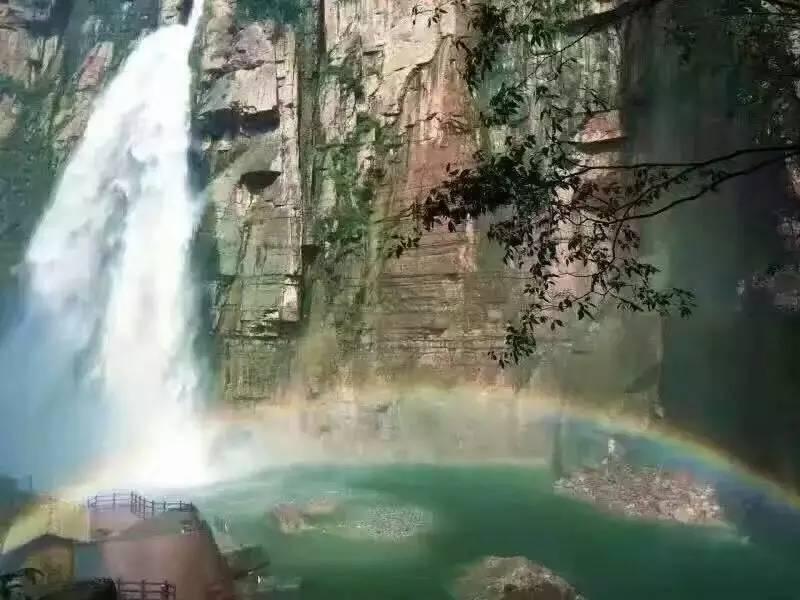 这个同学的腿为什么一条粗一条细？游戏画面
